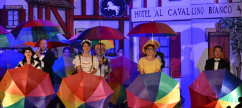 Al pequeño caballo blanco